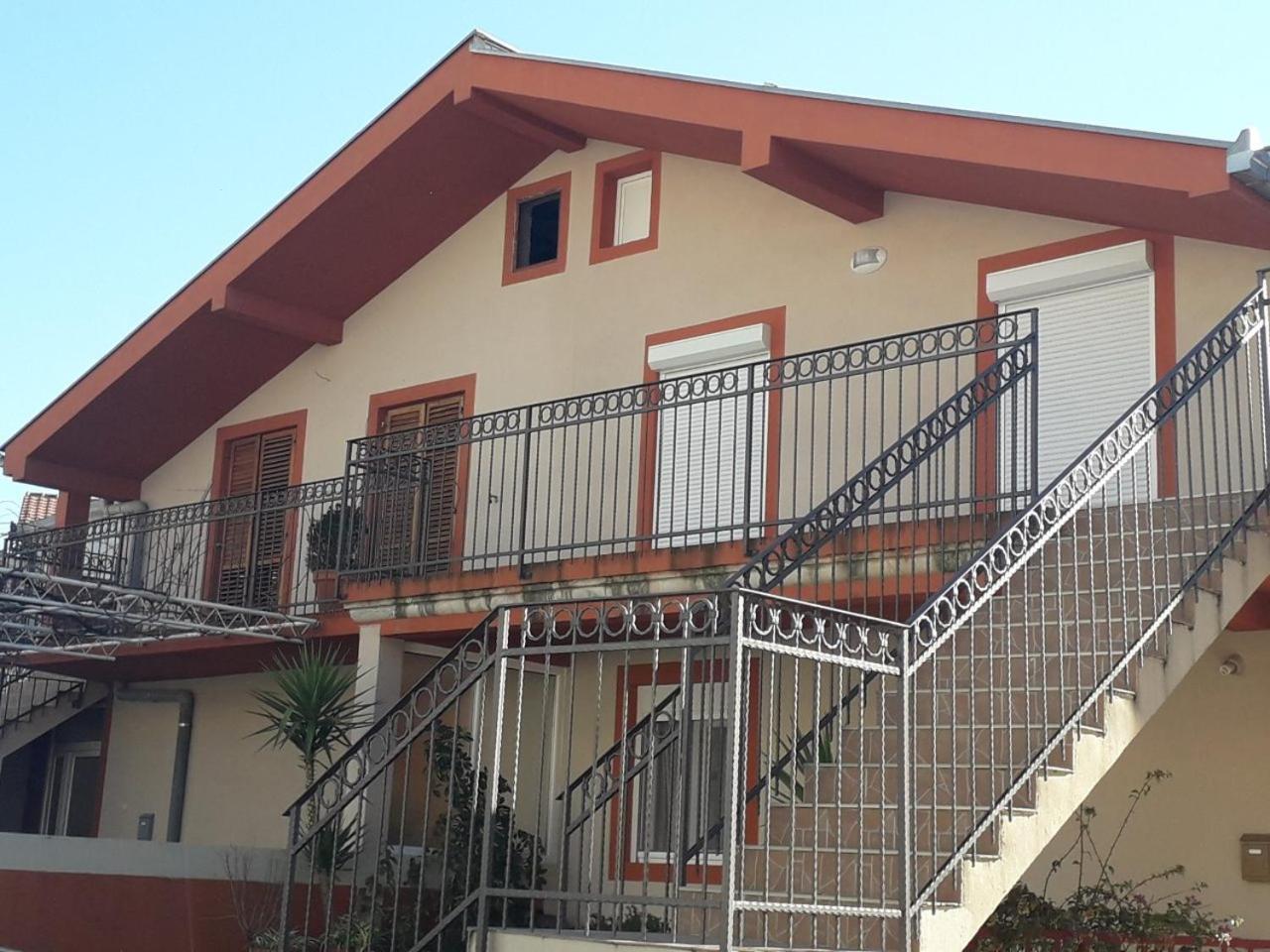 הרצג-נובי Jovana -- Porodicni Apartmani Igalo מראה חיצוני תמונה